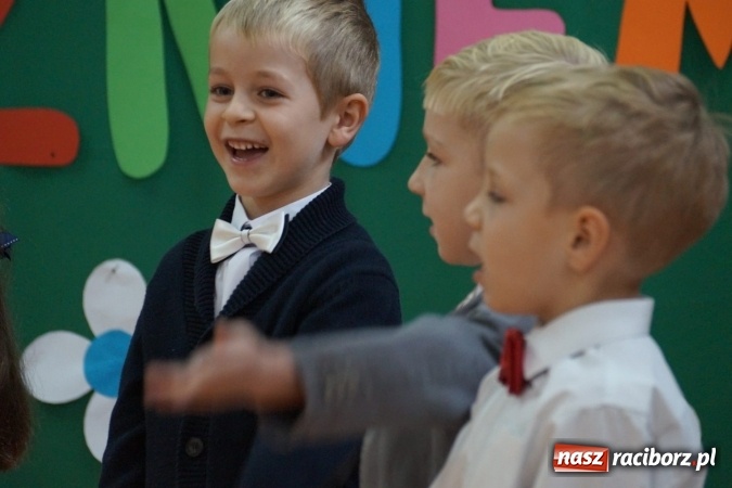 Zdjęcie w galerii na portalu naszraciborz.pl: Szczęśliwa 13-tka w Zawadzie Ks. pasowana na ucznia wiadomości z regionu