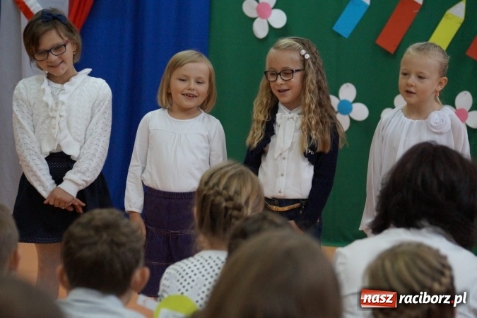 Zdjęcie w galerii na portalu naszraciborz.pl: Szczęśliwa 13-tka w Zawadzie Ks. pasowana na ucznia wiadomości z regionu