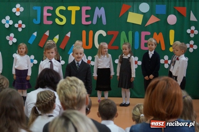 Zdjęcie w galerii na portalu naszraciborz.pl: Szczęśliwa 13-tka w Zawadzie Ks. pasowana na ucznia wiadomości z regionu