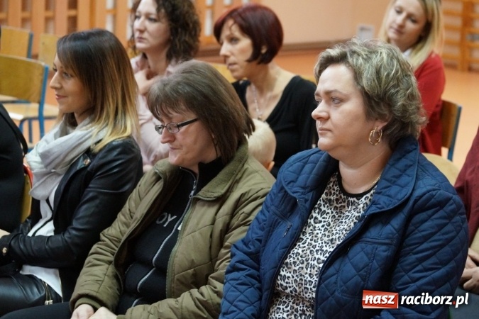 Zdjęcie w galerii na portalu naszraciborz.pl: Szczęśliwa 13-tka w Zawadzie Ks. pasowana na ucznia wiadomości z regionu