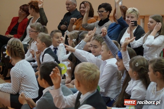 Zdjęcie w galerii na portalu naszraciborz.pl: Szczęśliwa 13-tka w Zawadzie Ks. pasowana na ucznia wiadomości z regionu