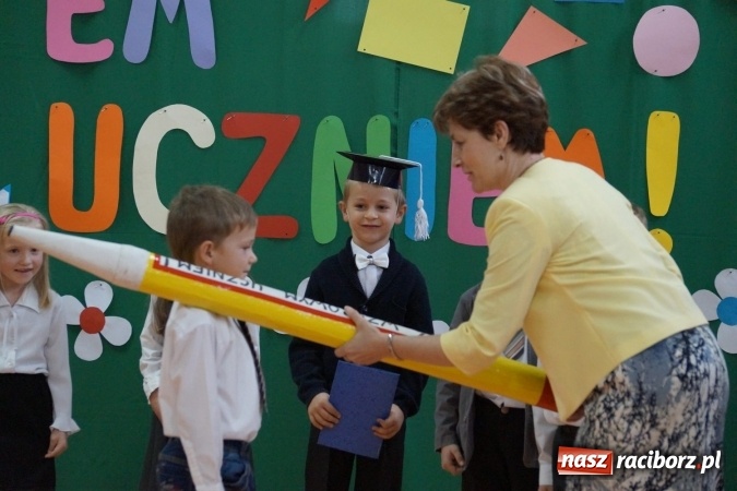 Zdjęcie w galerii na portalu naszraciborz.pl: Szczęśliwa 13-tka w Zawadzie Ks. pasowana na ucznia wiadomości z regionu