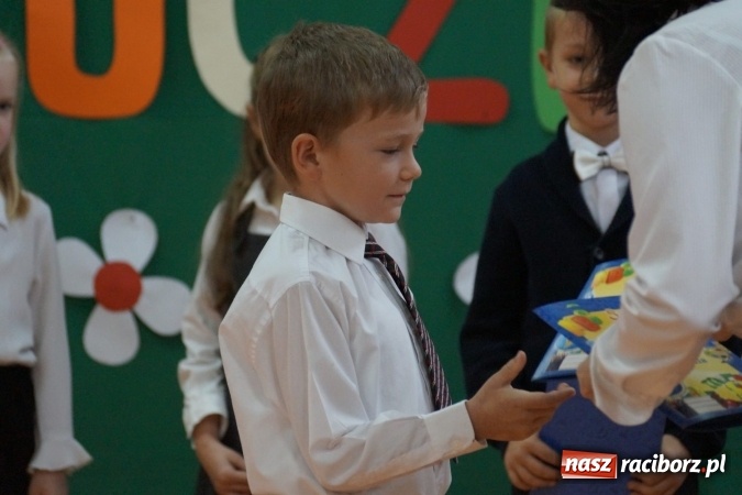 Zdjęcie w galerii na portalu naszraciborz.pl: Szczęśliwa 13-tka w Zawadzie Ks. pasowana na ucznia wiadomości z regionu