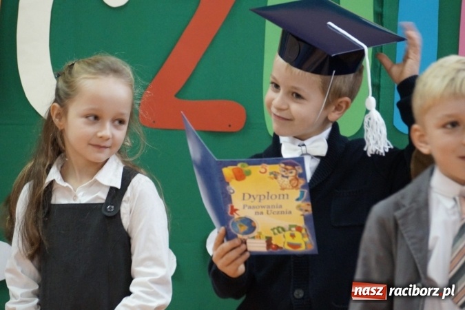 Zdjęcie w galerii na portalu naszraciborz.pl: Szczęśliwa 13-tka w Zawadzie Ks. pasowana na ucznia wiadomości z regionu