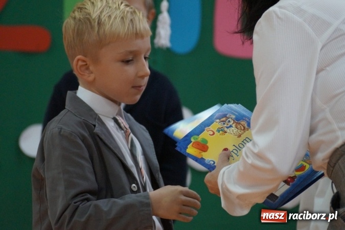 Zdjęcie w galerii na portalu naszraciborz.pl: Szczęśliwa 13-tka w Zawadzie Ks. pasowana na ucznia wiadomości z regionu