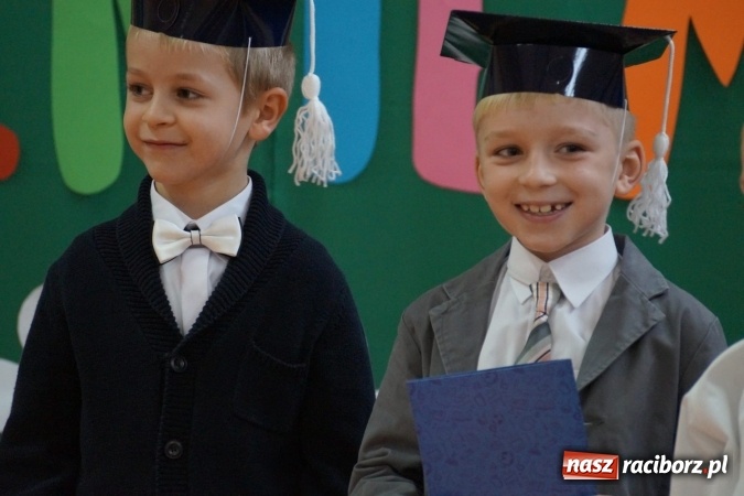 Zdjęcie w galerii na portalu naszraciborz.pl: Szczęśliwa 13-tka w Zawadzie Ks. pasowana na ucznia wiadomości z regionu