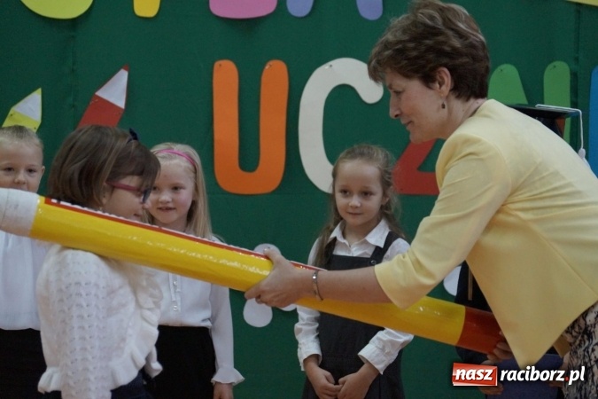 Zdjęcie w galerii na portalu naszraciborz.pl: Szczęśliwa 13-tka w Zawadzie Ks. pasowana na ucznia wiadomości z regionu