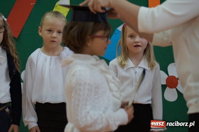 Zdjęcie w galerii na portalu naszraciborz.pl: Szczęśliwa 13-tka w Zawadzie Ks. pasowana na ucznia wiadomości z regionu