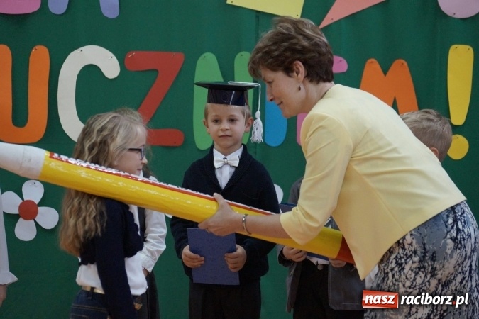 Zdjęcie w galerii na portalu naszraciborz.pl: Szczęśliwa 13-tka w Zawadzie Ks. pasowana na ucznia wiadomości z regionu