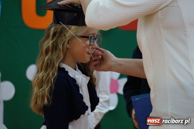 Zdjęcie w galerii na portalu naszraciborz.pl: Szczęśliwa 13-tka w Zawadzie Ks. pasowana na ucznia wiadomości z regionu
