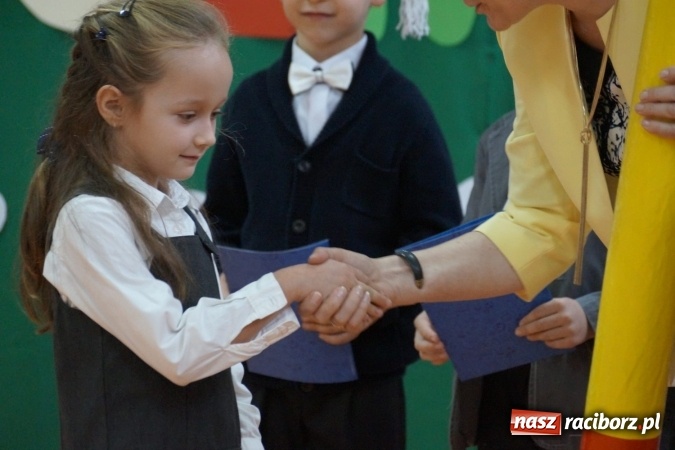 Zdjęcie w galerii na portalu naszraciborz.pl: Szczęśliwa 13-tka w Zawadzie Ks. pasowana na ucznia wiadomości z regionu