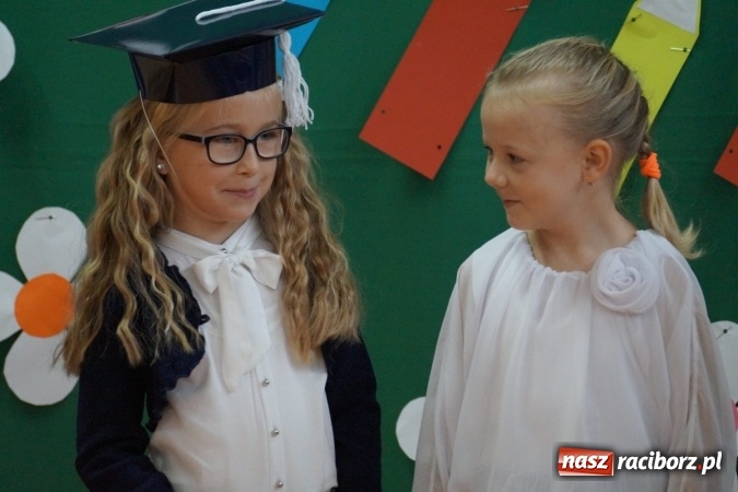 Zdjęcie w galerii na portalu naszraciborz.pl: Szczęśliwa 13-tka w Zawadzie Ks. pasowana na ucznia wiadomości z regionu