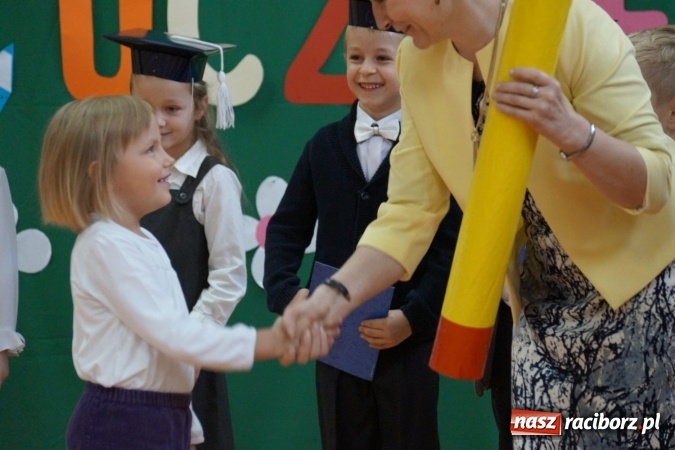 Zdjęcie w galerii na portalu naszraciborz.pl: Szczęśliwa 13-tka w Zawadzie Ks. pasowana na ucznia wiadomości z regionu