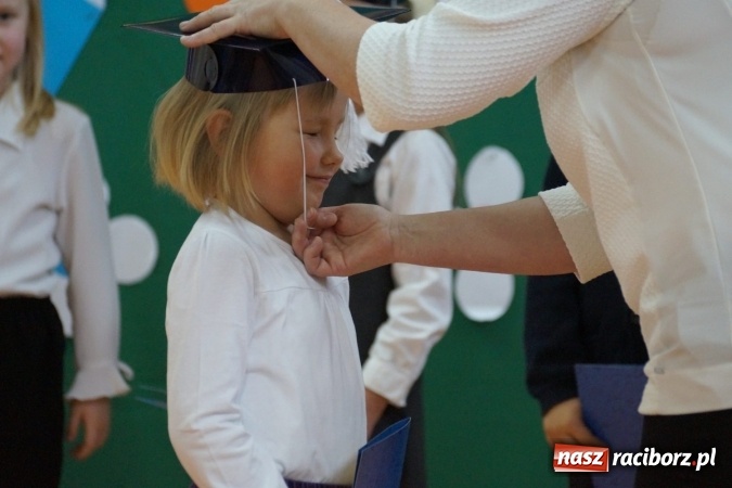 Zdjęcie w galerii na portalu naszraciborz.pl: Szczęśliwa 13-tka w Zawadzie Ks. pasowana na ucznia wiadomości z regionu