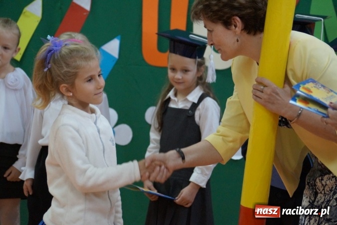 Zdjęcie w galerii na portalu naszraciborz.pl: Szczęśliwa 13-tka w Zawadzie Ks. pasowana na ucznia wiadomości z regionu