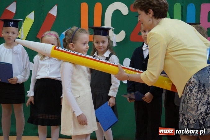 Zdjęcie w galerii na portalu naszraciborz.pl: Szczęśliwa 13-tka w Zawadzie Ks. pasowana na ucznia wiadomości z regionu