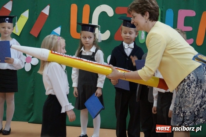 Zdjęcie w galerii na portalu naszraciborz.pl: Szczęśliwa 13-tka w Zawadzie Ks. pasowana na ucznia wiadomości z regionu