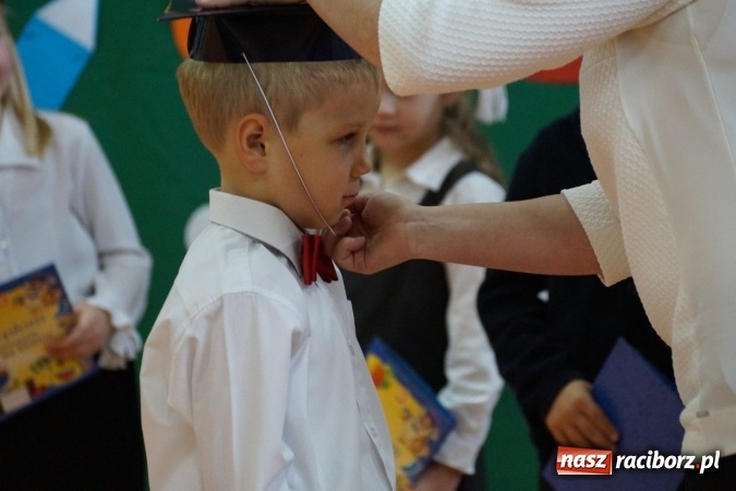 Zdjęcie w galerii na portalu naszraciborz.pl: Szczęśliwa 13-tka w Zawadzie Ks. pasowana na ucznia wiadomości z regionu