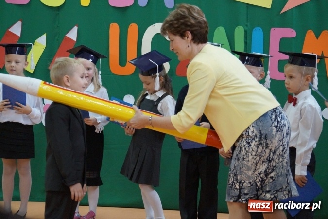 Zdjęcie w galerii na portalu naszraciborz.pl: Szczęśliwa 13-tka w Zawadzie Ks. pasowana na ucznia wiadomości z regionu