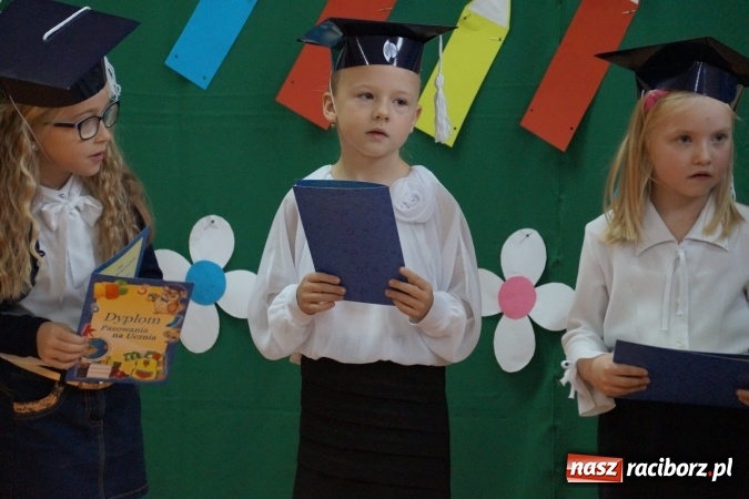 Zdjęcie w galerii na portalu naszraciborz.pl: Szczęśliwa 13-tka w Zawadzie Ks. pasowana na ucznia wiadomości z regionu