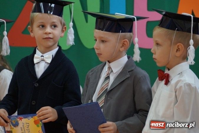 Zdjęcie w galerii na portalu naszraciborz.pl: Szczęśliwa 13-tka w Zawadzie Ks. pasowana na ucznia wiadomości z regionu