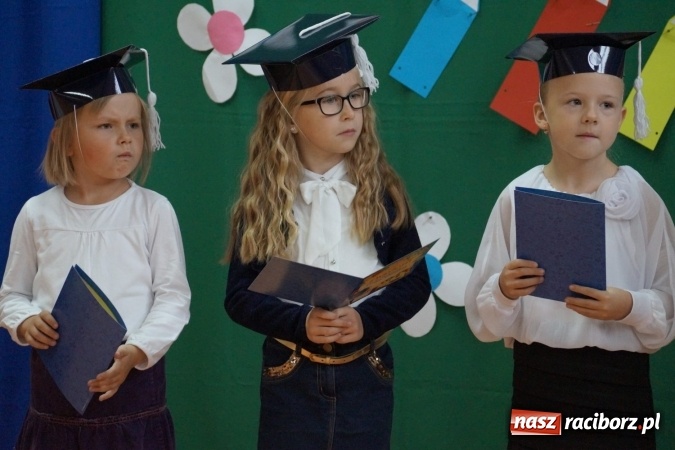 Zdjęcie w galerii na portalu naszraciborz.pl: Szczęśliwa 13-tka w Zawadzie Ks. pasowana na ucznia wiadomości z regionu