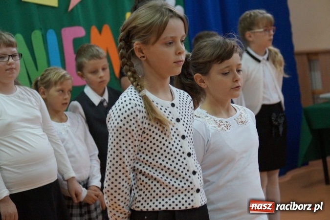 Zdjęcie w galerii na portalu naszraciborz.pl: Szczęśliwa 13-tka w Zawadzie Ks. pasowana na ucznia wiadomości z regionu