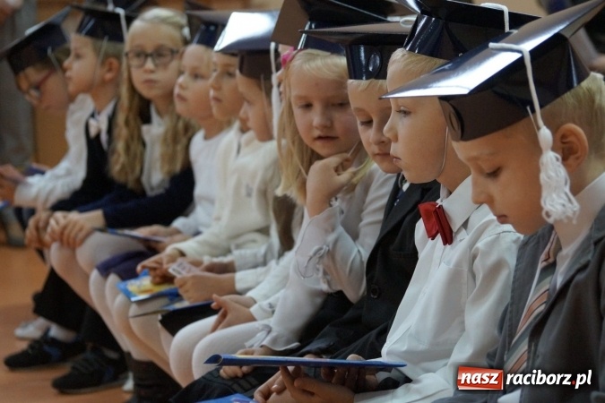 Zdjęcie w galerii na portalu naszraciborz.pl: Szczęśliwa 13-tka w Zawadzie Ks. pasowana na ucznia wiadomości z regionu