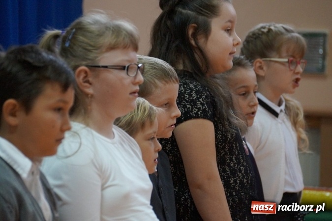 Zdjęcie w galerii na portalu naszraciborz.pl: Szczęśliwa 13-tka w Zawadzie Ks. pasowana na ucznia wiadomości z regionu