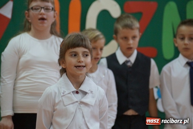 Zdjęcie w galerii na portalu naszraciborz.pl: Szczęśliwa 13-tka w Zawadzie Ks. pasowana na ucznia wiadomości z regionu