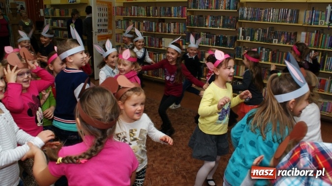 Zdjęcie w galerii na portalu naszraciborz.pl: Sto lat dla Kubusia Puchatka w bibliotece! wiadomości z regionu