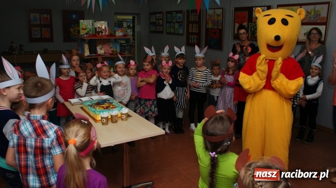 Zdjęcie w galerii na portalu naszraciborz.pl: Sto lat dla Kubusia Puchatka w bibliotece! wiadomości z regionu