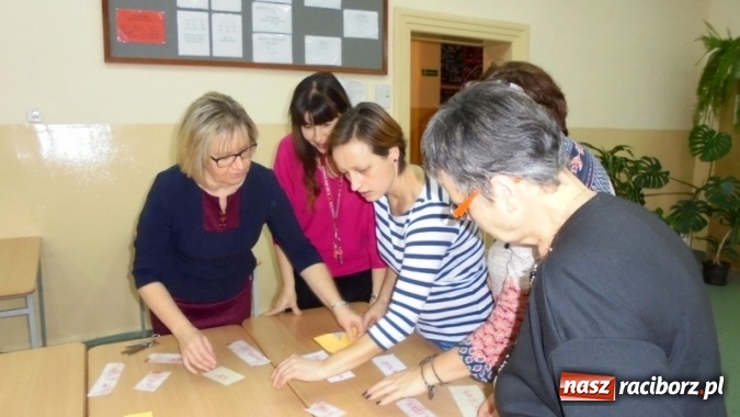 Zdjęcie w galerii na portalu naszraciborz.pl: Programowanie, algorytmika, kodowanie i gry są też dla na dorosłych, czyli dzień kodowania w Gimnazjum nr 5 wiadomości z regionu