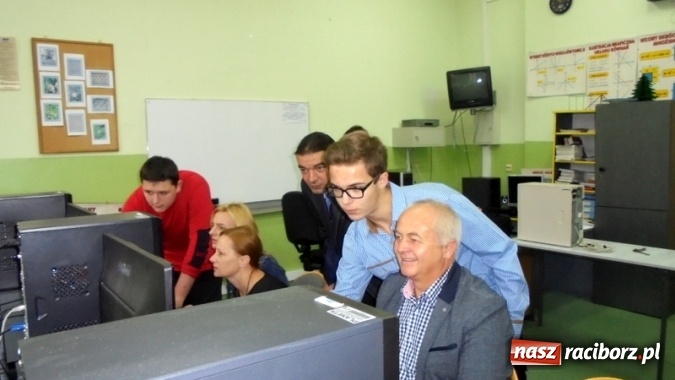 Zdjęcie w galerii na portalu naszraciborz.pl: Programowanie, algorytmika, kodowanie i gry są też dla na dorosłych, czyli dzień kodowania w Gimnazjum nr 5 wiadomości z regionu