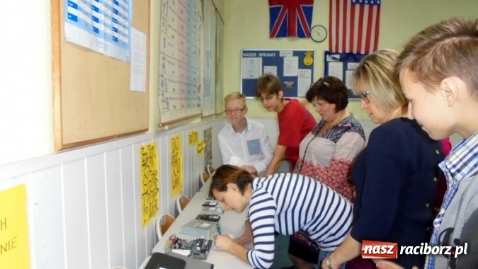 Zdjęcie w galerii na portalu naszraciborz.pl: Programowanie, algorytmika, kodowanie i gry są też dla na dorosłych, czyli dzień kodowania w Gimnazjum nr 5 wiadomości z regionu