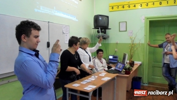 Zdjęcie w galerii na portalu naszraciborz.pl: Programowanie, algorytmika, kodowanie i gry są też dla na dorosłych, czyli dzień kodowania w Gimnazjum nr 5 wiadomości z regionu