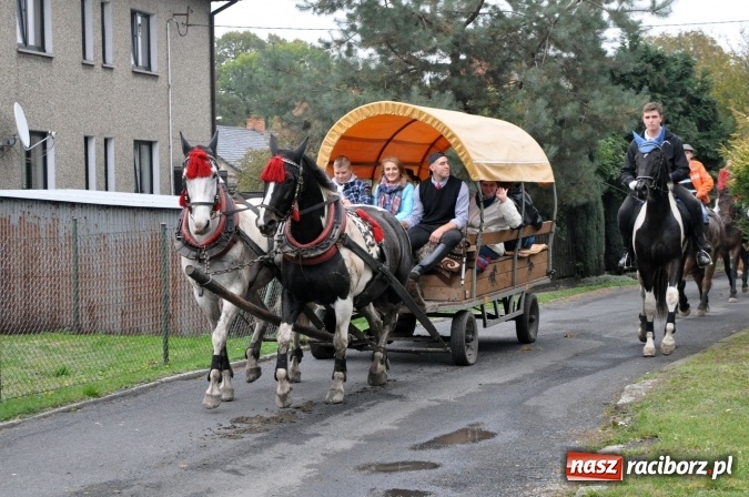 Zdjęcie w galerii na portalu naszraciborz.pl: Hubertus w gminie z widokami – święto jeźdźców w Kornowacu wiadomości z regionu