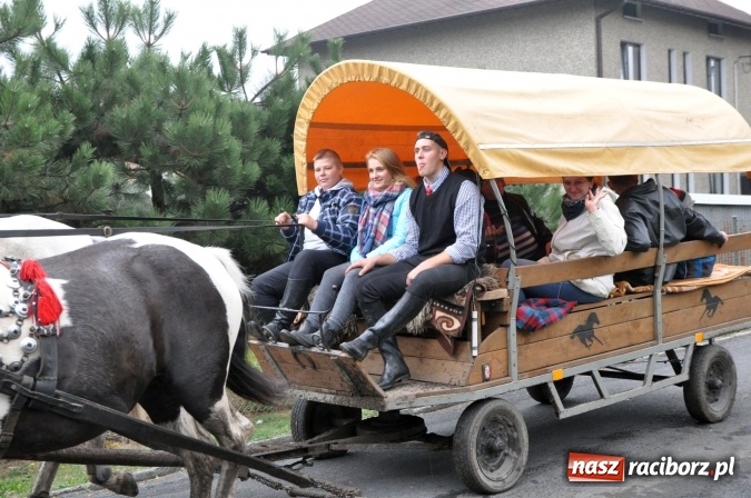 Zdjęcie w galerii na portalu naszraciborz.pl: Hubertus w gminie z widokami – święto jeźdźców w Kornowacu wiadomości z regionu