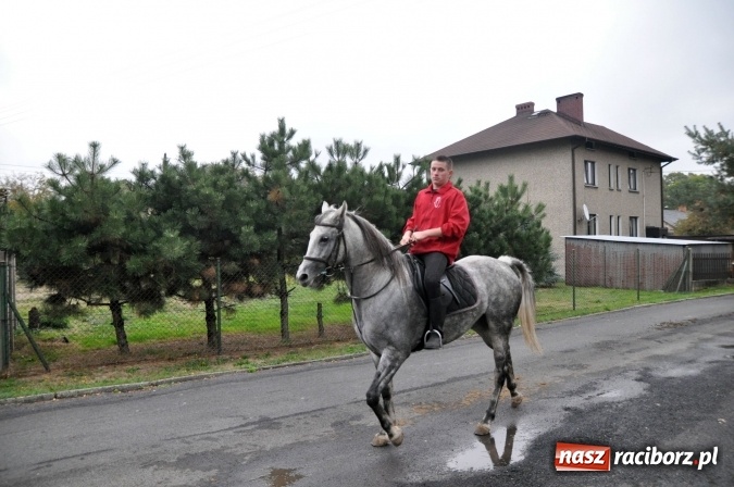 Zdjęcie w galerii na portalu naszraciborz.pl: Hubertus w gminie z widokami – święto jeźdźców w Kornowacu wiadomości z regionu