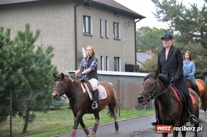 Zdjęcie w galerii na portalu naszraciborz.pl: Hubertus w gminie z widokami – święto jeźdźców w Kornowacu wiadomości z regionu