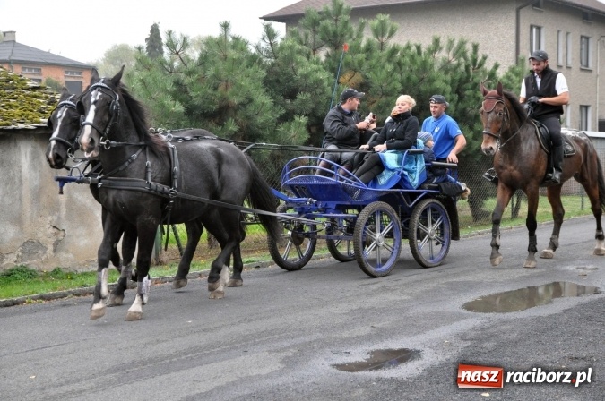 Zdjęcie w galerii na portalu naszraciborz.pl: Hubertus w gminie z widokami – święto jeźdźców w Kornowacu wiadomości z regionu