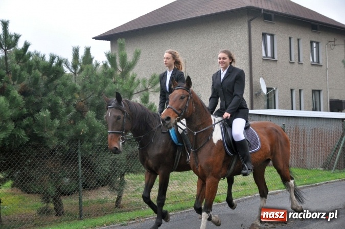Zdjęcie w galerii na portalu naszraciborz.pl: Hubertus w gminie z widokami – święto jeźdźców w Kornowacu wiadomości z regionu