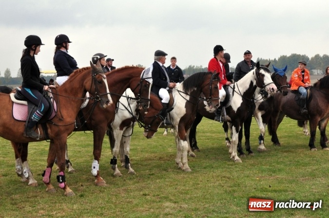 Zdjęcie w galerii na portalu naszraciborz.pl: Hubertus w gminie z widokami – święto jeźdźców w Kornowacu wiadomości z regionu
