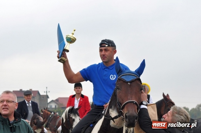 Zdjęcie w galerii na portalu naszraciborz.pl: Hubertus w gminie z widokami – święto jeźdźców w Kornowacu wiadomości z regionu