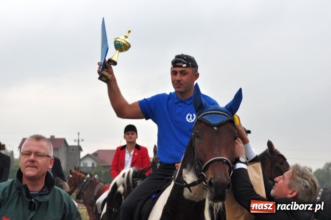 Zdjęcie w galerii na portalu naszraciborz.pl: Hubertus w gminie z widokami – święto jeźdźców w Kornowacu wiadomości z regionu