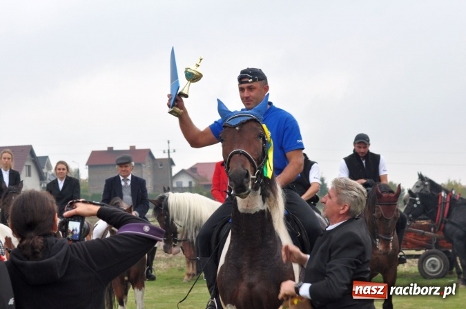 Zdjęcie w galerii na portalu naszraciborz.pl: Hubertus w gminie z widokami – święto jeźdźców w Kornowacu wiadomości z regionu