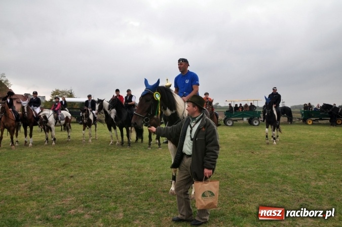 Zdjęcie w galerii na portalu naszraciborz.pl: Hubertus w gminie z widokami – święto jeźdźców w Kornowacu wiadomości z regionu