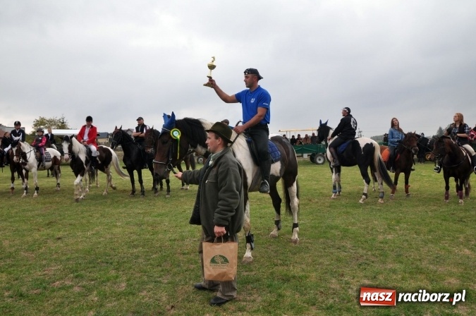 Zdjęcie w galerii na portalu naszraciborz.pl: Hubertus w gminie z widokami – święto jeźdźców w Kornowacu wiadomości z regionu