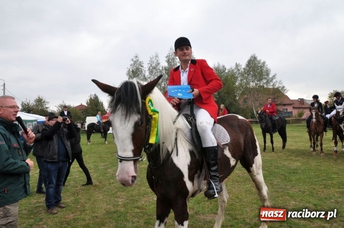 Zdjęcie w galerii na portalu naszraciborz.pl: Hubertus w gminie z widokami – święto jeźdźców w Kornowacu wiadomości z regionu