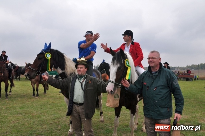 Zdjęcie w galerii na portalu naszraciborz.pl: Hubertus w gminie z widokami – święto jeźdźców w Kornowacu wiadomości z regionu
